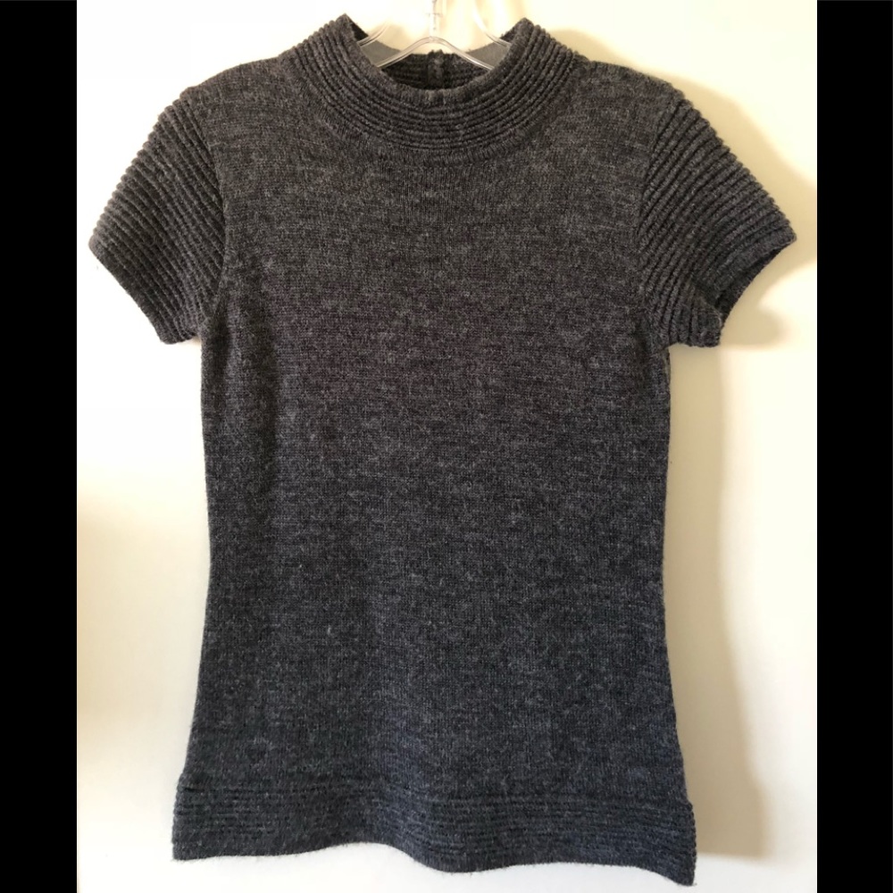 Grey sweater, short sleeves long neck